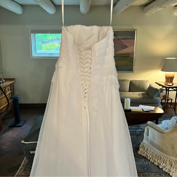 Wedding dress - Picture 2 of 6